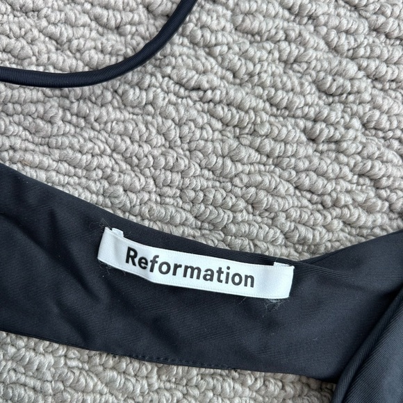 Reformation Hermosa Bikini Top
Small
Black
Front Tie
Adjustable
Classic
Beach - Picture 4 of 7